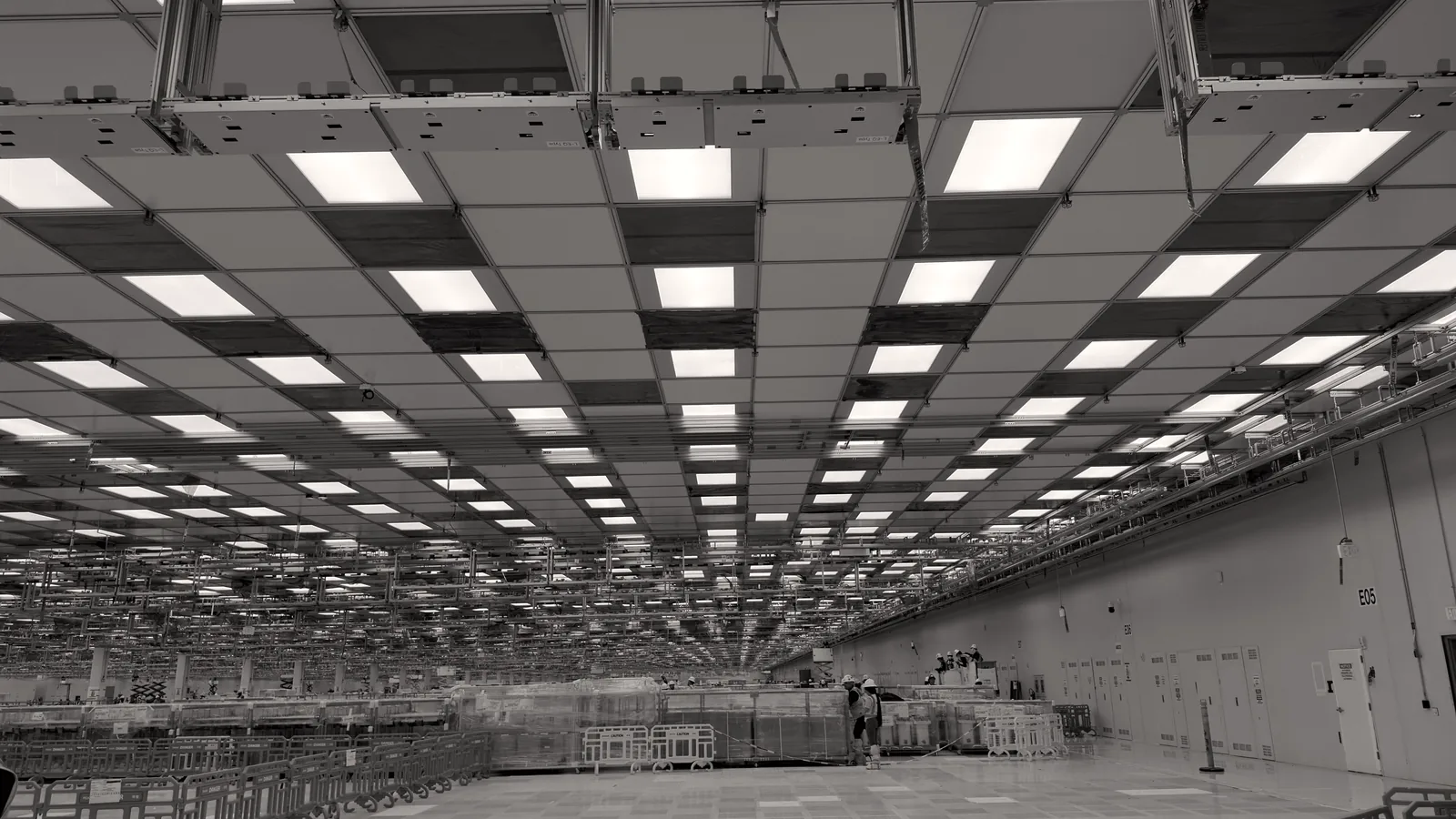 Fab ceiling: FFU grid running the length of the bay
