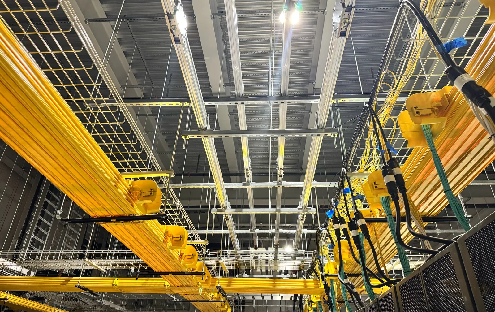 Fiber raceway and power drops over the racks
