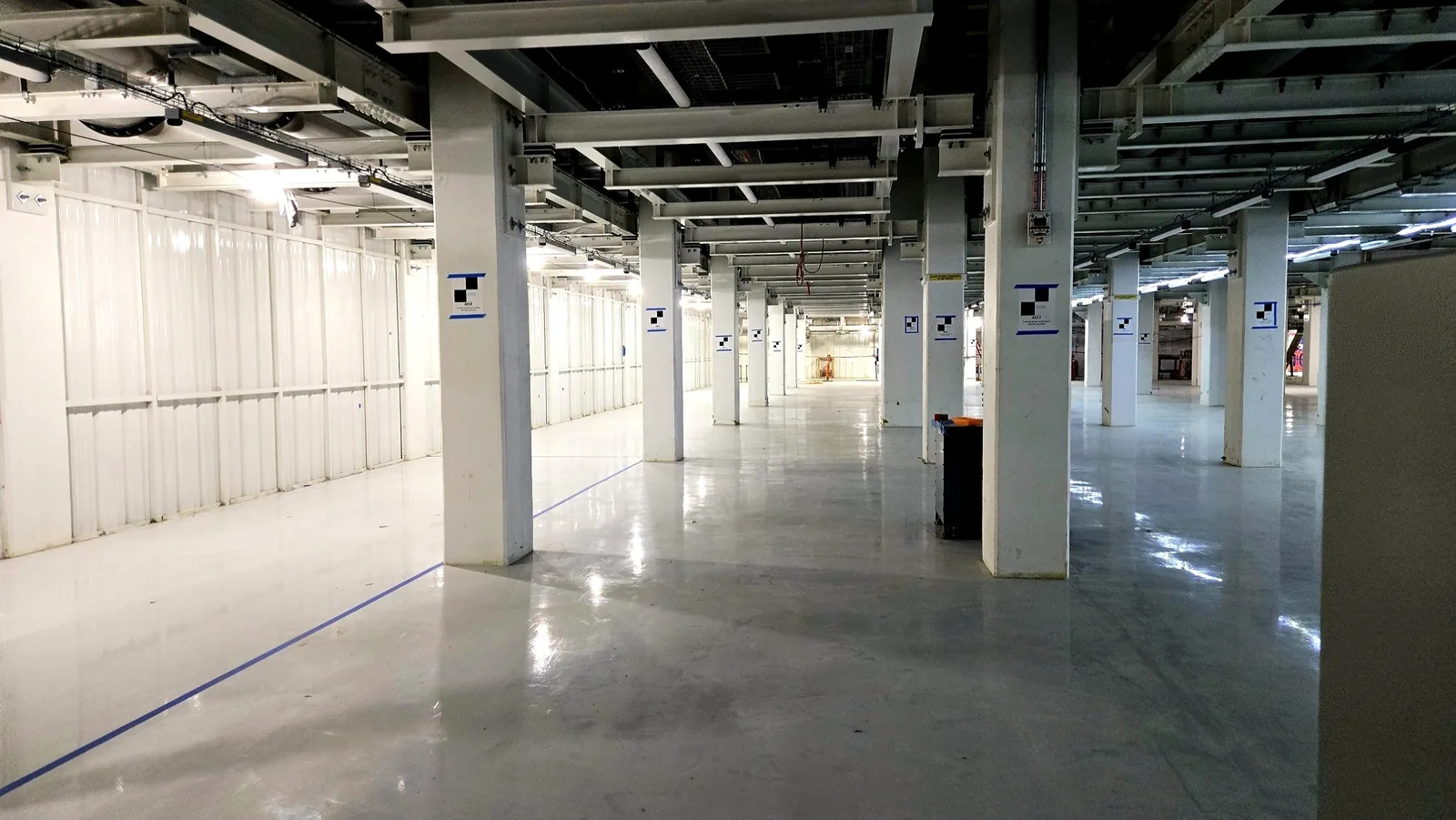 Sub-fab with a seamless epoxy floor