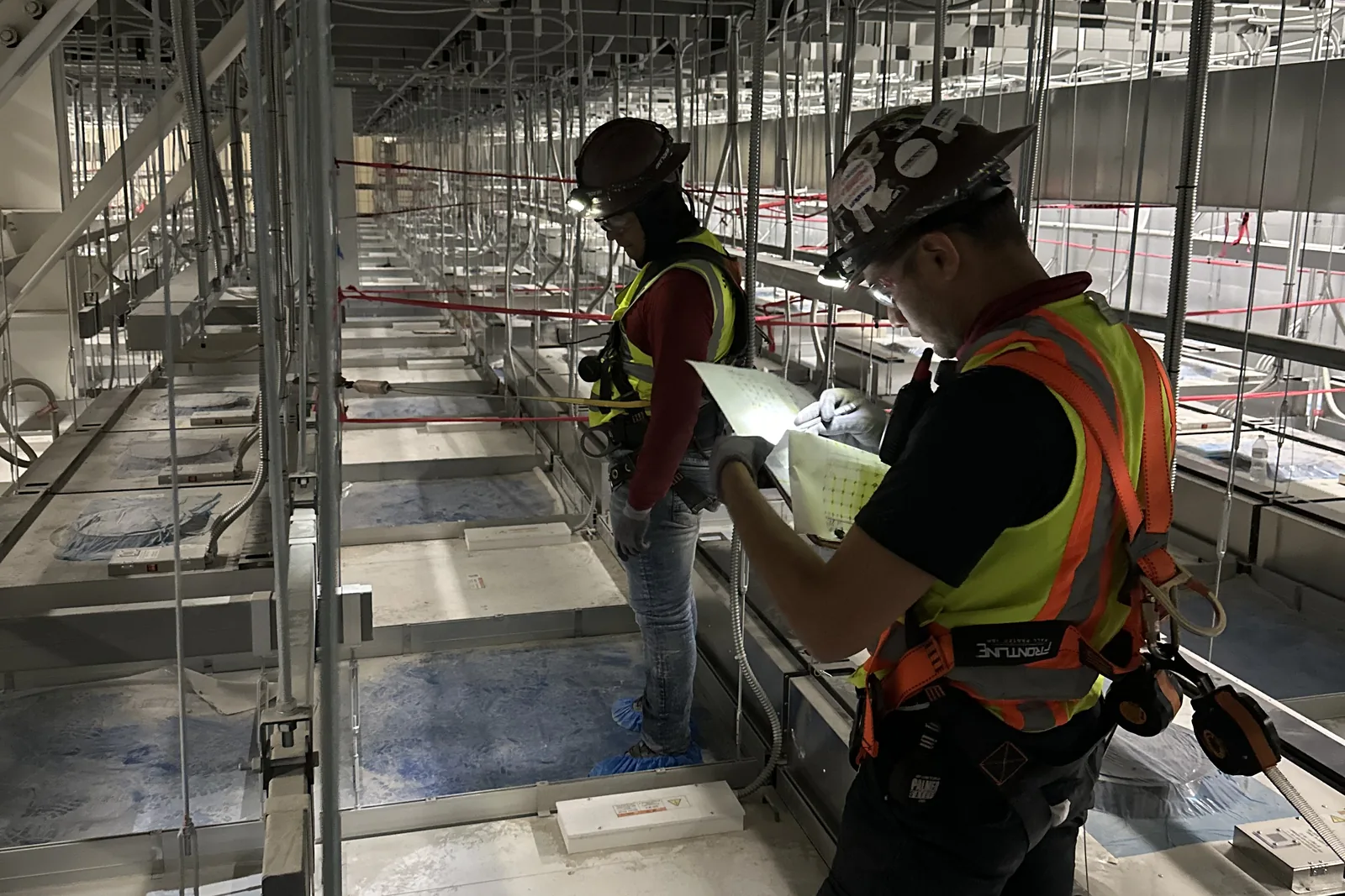Self-perform crew on a walkable ceiling